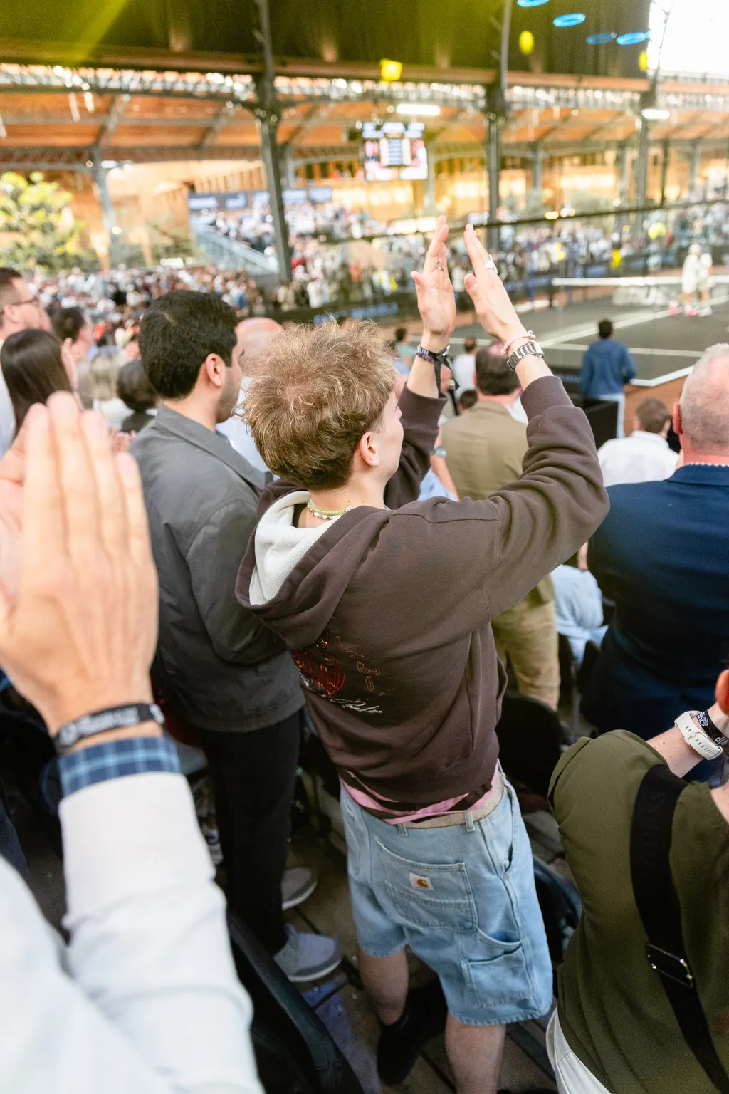 Un joueur au service pendant un match à Brussels Premier Padel
