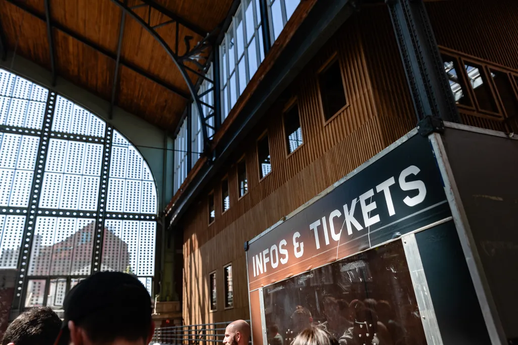 The information and tickets desk at the entrance