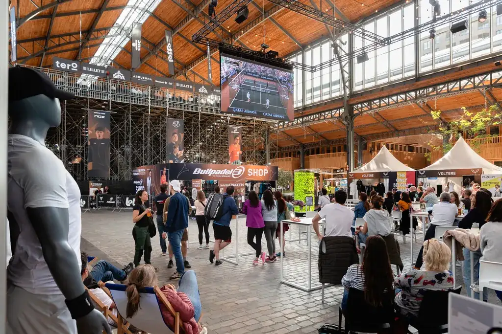 Foule à l’intérieur de la Gare Maritime
