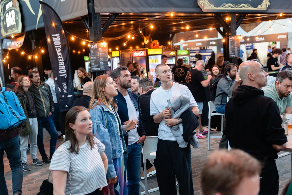 Le bar du Padel Village, de nuit