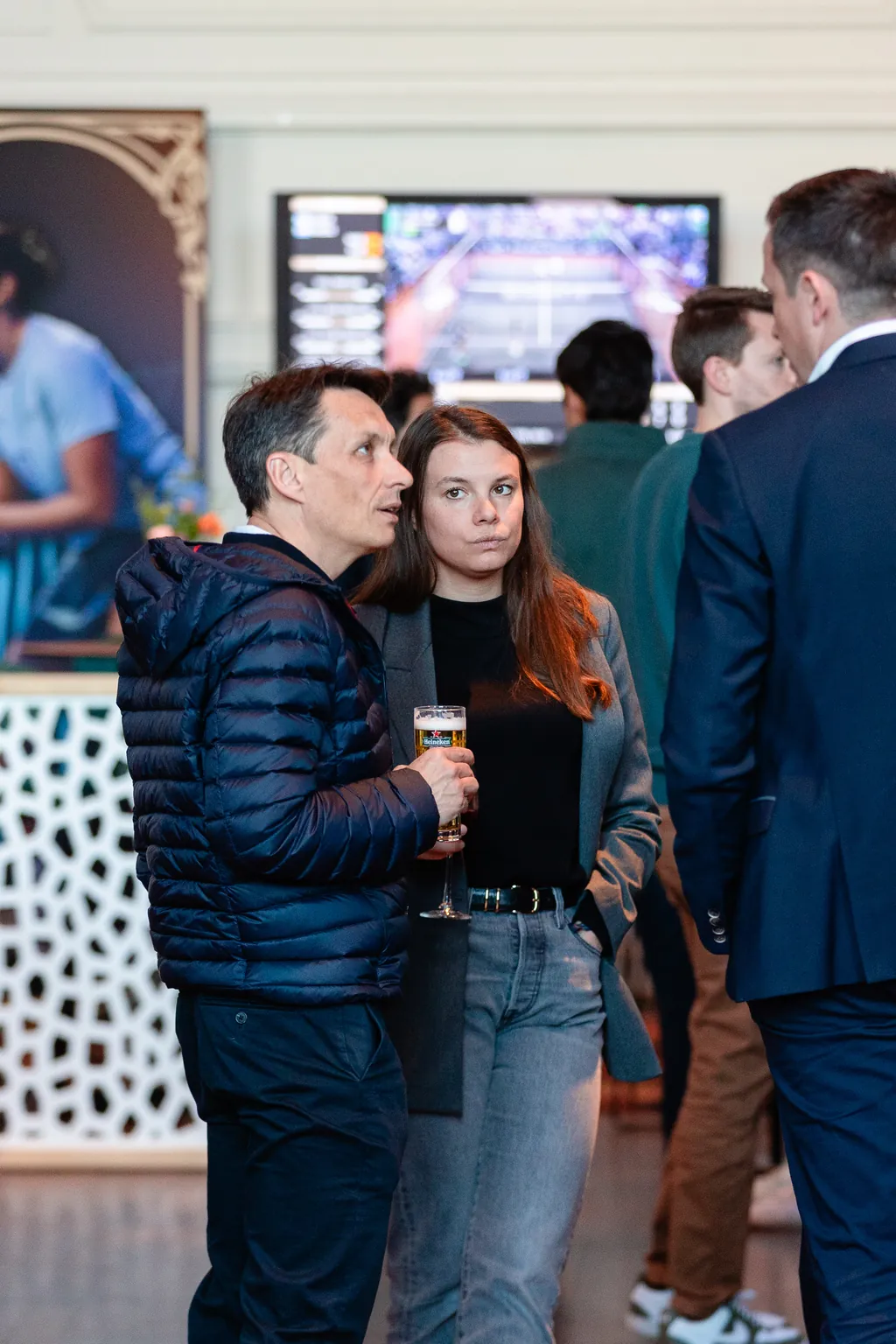Invités VIP suivant un match depuis les tribunes