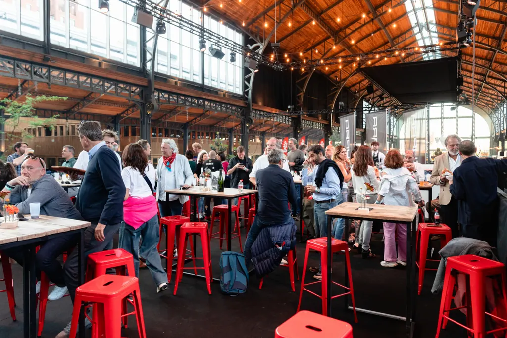 Visitors at the bar of the Padel Village at Brussels Premier Padel